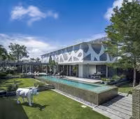 Villa Issi, Piscine et jardin