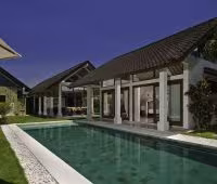 Villa Noa, Vue de la Villa de la piscine